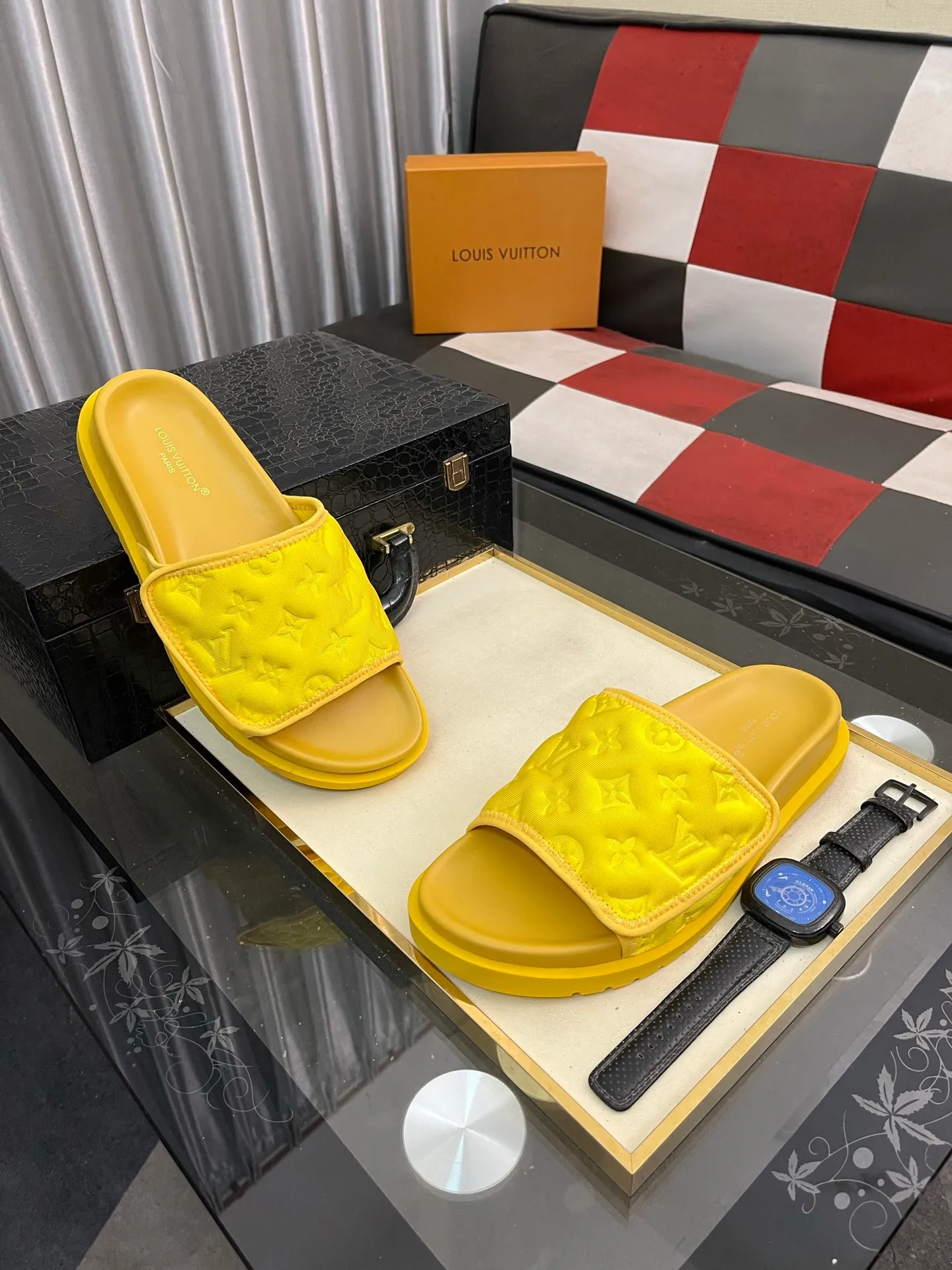 Men's men's shoes💰320⌚️⌚️[Louis Vuitton LV slippers] (high-end cowhide) counter 1:1 fashion style summer must-have! The designer used LV’s iconic outsole. The original simple slippers instantly become fashionable! The upper is made of flexible special cowhide leather straps alternately, and the workmanship is exquisite! A must-have for stylish men in summer, size 38-44